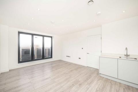 3 bedroom flat to rent, Portland Road, London SE25