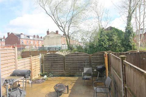 2 bedroom house to rent, Park View Avenue, Burley, Leeds