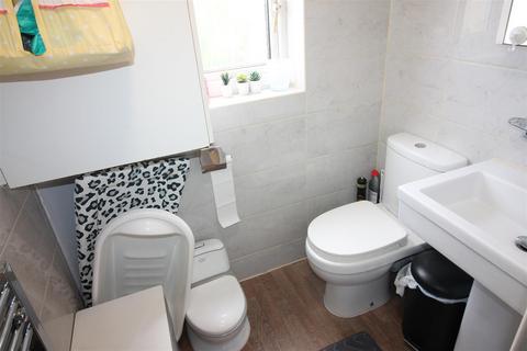 2 bedroom house to rent, Park View Avenue, Burley, Leeds