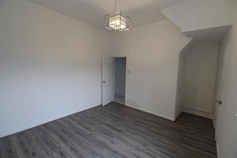 3 bedroom end of terrace house to rent, Conway Close, Hull