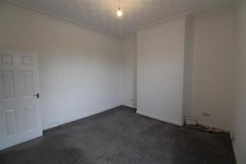 3 bedroom end of terrace house to rent, Conway Close, Hull