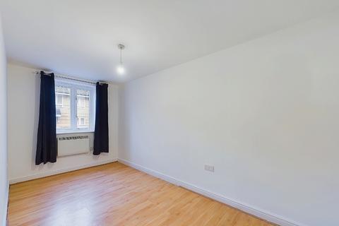 2 bedroom ground floor flat to rent, Heath Court, London SE9