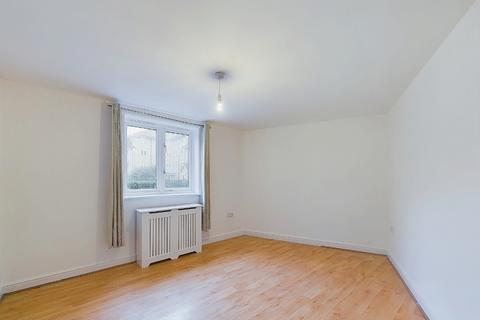 2 bedroom ground floor flat to rent, Heath Court, London SE9