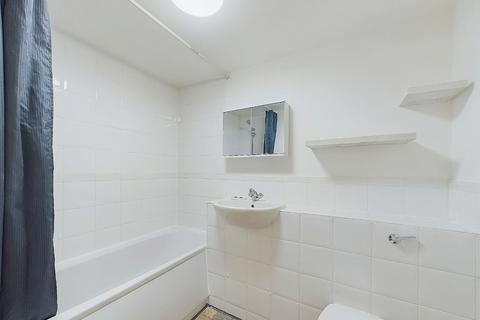 2 bedroom ground floor flat to rent, Heath Court, London SE9