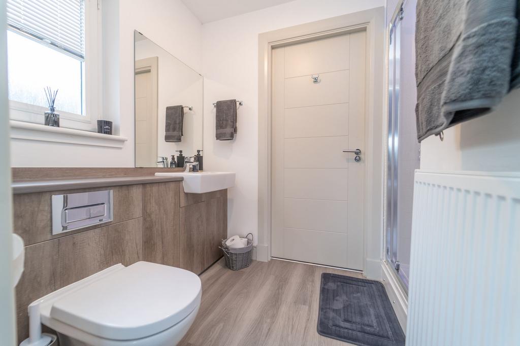 Jack 'n' Jill Shower Room