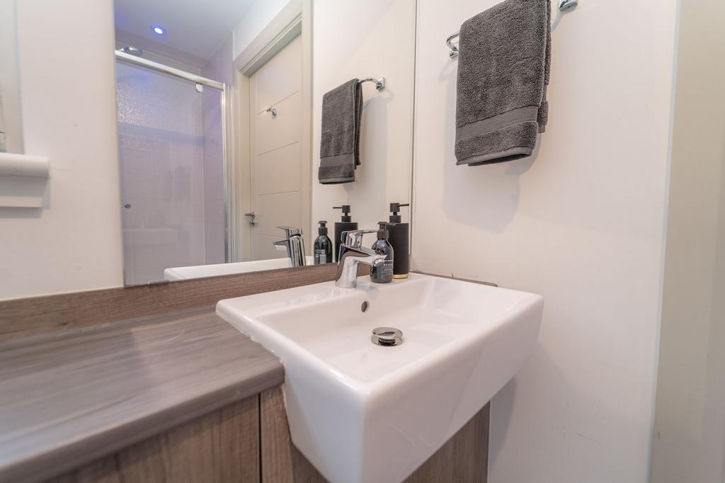 Jack 'n' Jill Shower Room