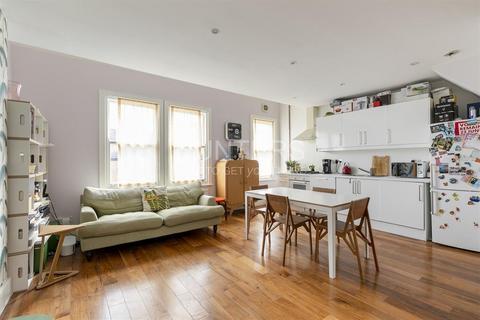 3 bedroom flat to rent, Gascony Avenue, London, NW6