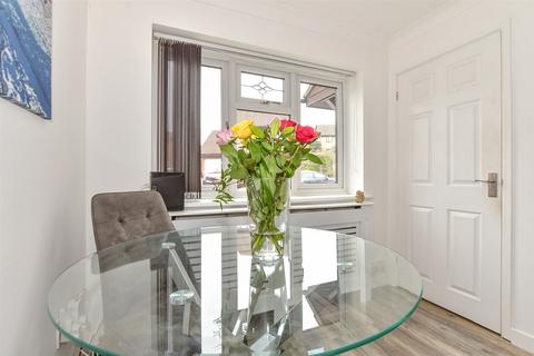 66 Doeshill Drive, Wickford, SS12 9RD