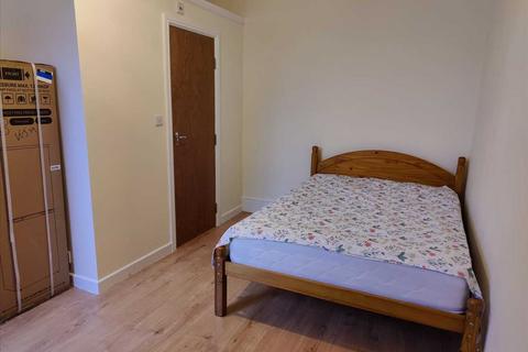 Studio to rent, Broughton Road, West Ealing