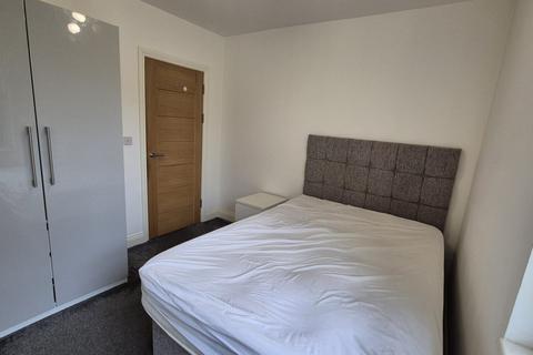 2 bedroom flat to rent, Daisy Bank Road, M14 5QH