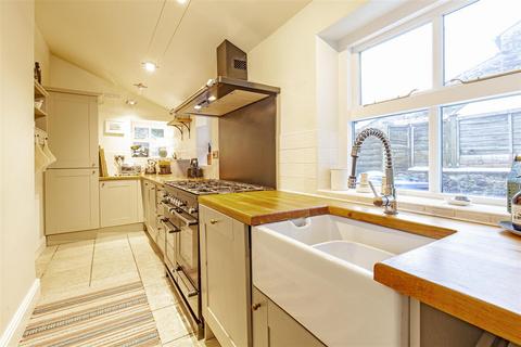 3 bedroom terraced house for sale, Queen Street, Tideswell, Buxton