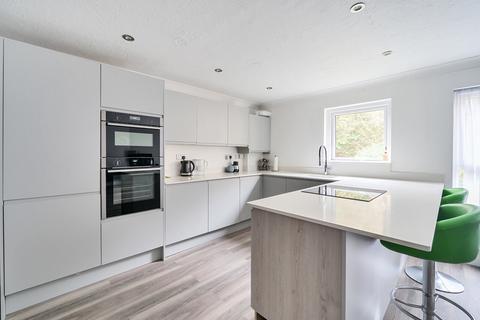 81 Chapel Fields, Godalming, GU7 2AA