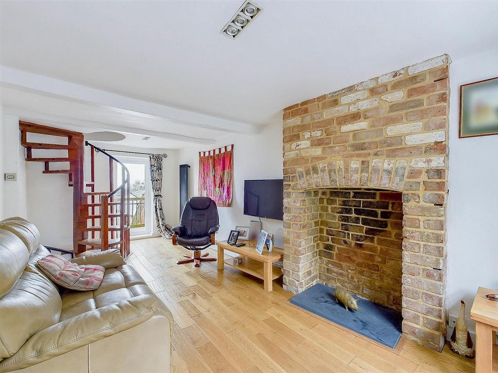 CAM02541 G0-PR0354-STILL007.jpg