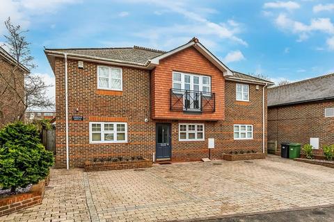 EMYLN LANE, LEATHERHEAD, KT22