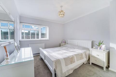 3 bedroom end of terrace house for sale, Bankside Drive, Thames Ditton KT7