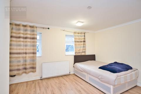 1 bedroom in a house share to rent, Elfrida Close,  Woodford Green, IG8