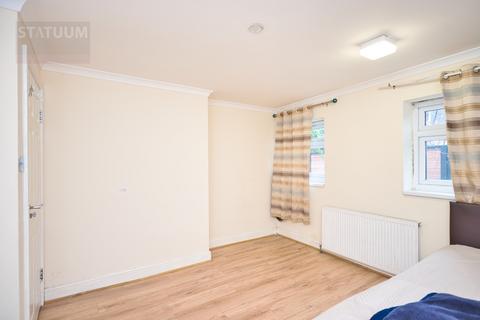 1 bedroom in a house share to rent, Elfrida Close,  Woodford Green, IG8