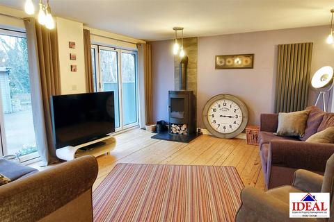 11 Lawndale, Skellow, Doncaster, DN6 8RT