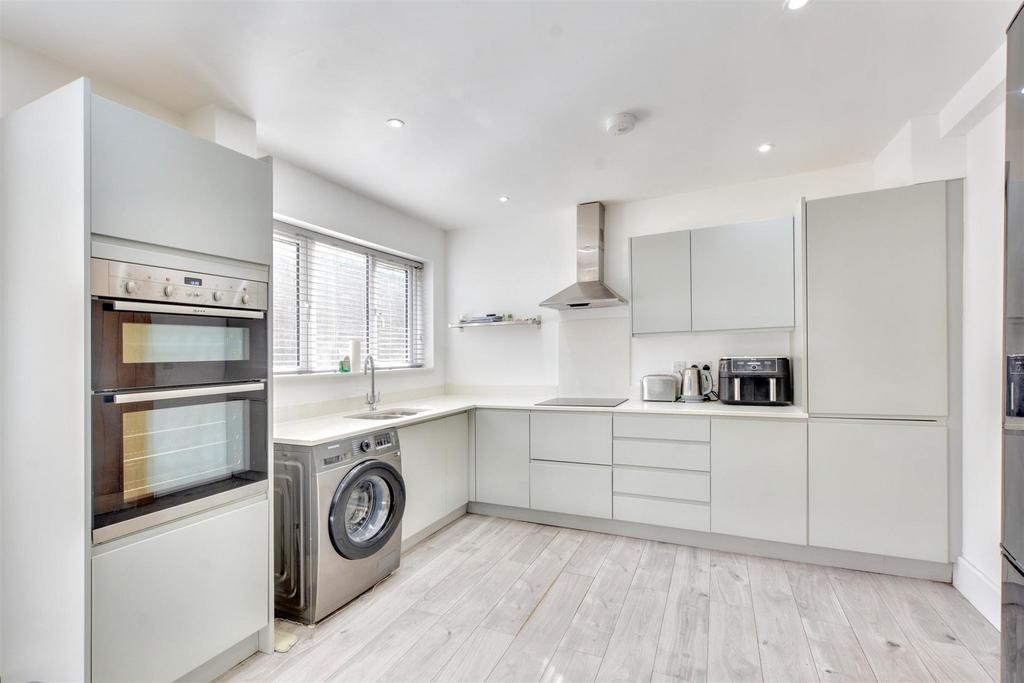 Kitchen 2.jpeg