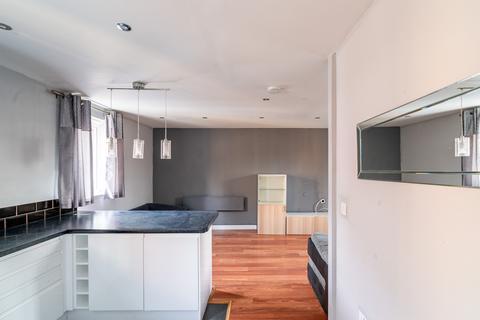 18 Dickinsons Fields, Bristol, BS3 5BG