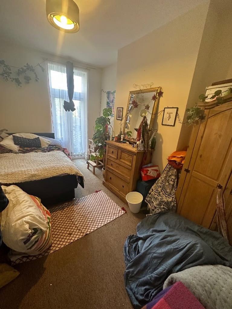 A cozy double bedroom with good natural light, ...