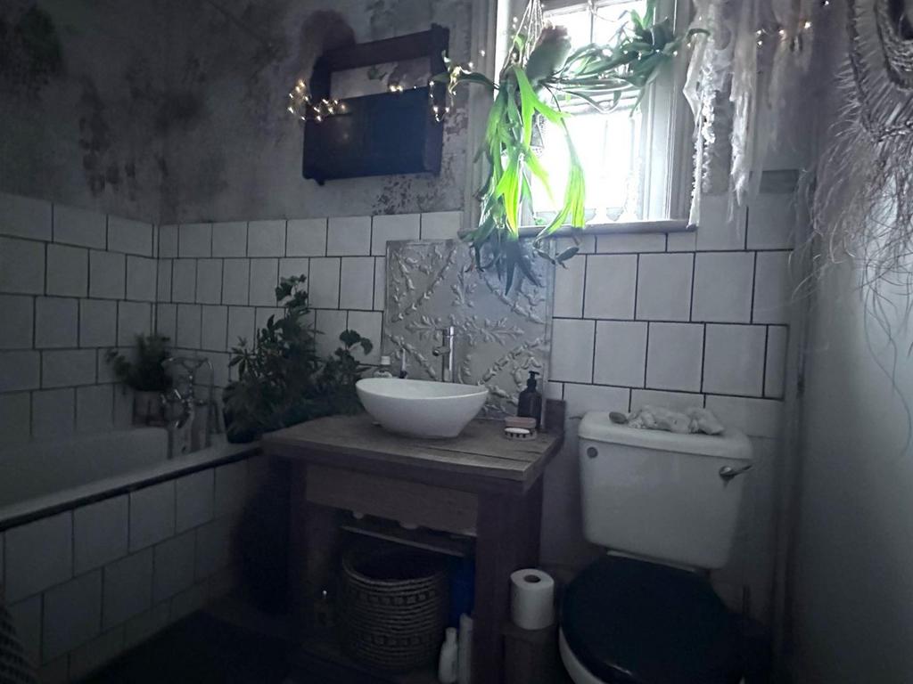 01323 438506