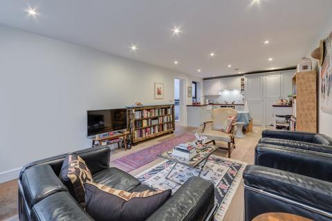 Whittlebury Mews East, London