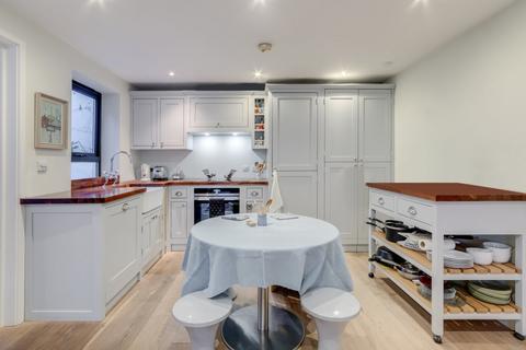 2 bedroom flat for sale, Whittlebury Mews East, London