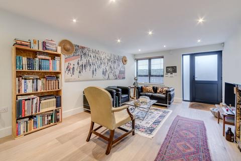 2 bedroom flat for sale, Whittlebury Mews East, London