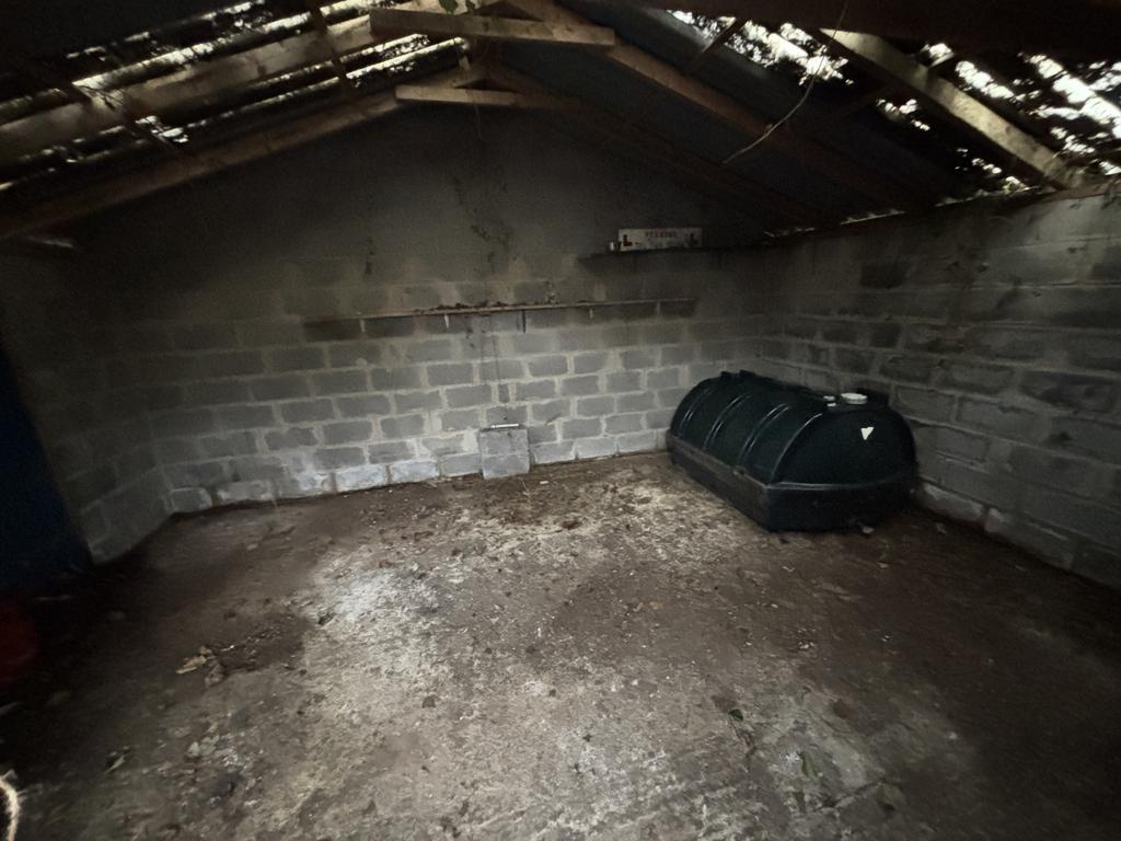 Detached garage (second image)