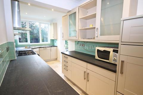 4 bedroom detached house to rent, Lime Grove, New Malden