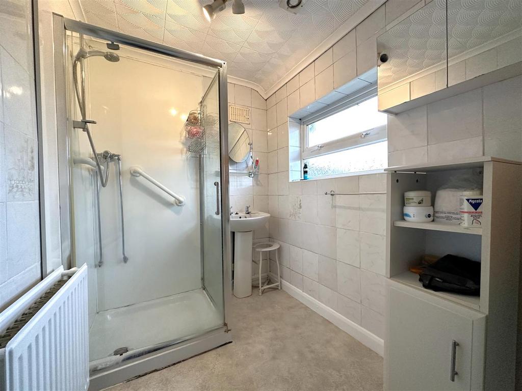 First Floor Shower Room 815