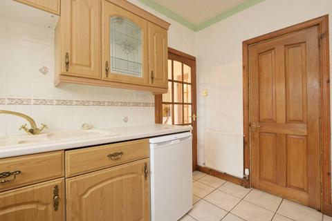 2/5 Lochend Square, Edinburgh, EH7 6ED