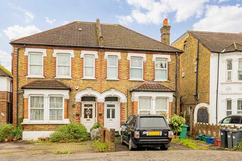 3 bedroom flat for sale, Hanworth Road, Hounslow TW3