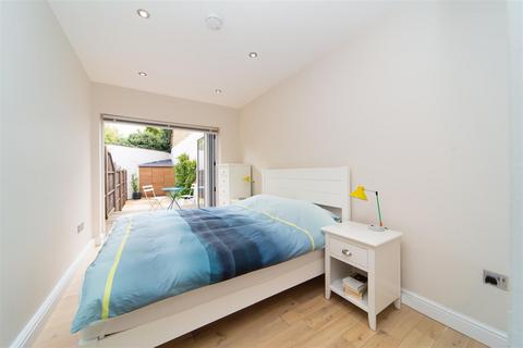 2 bedroom flat for sale, Saville Road, London, W4