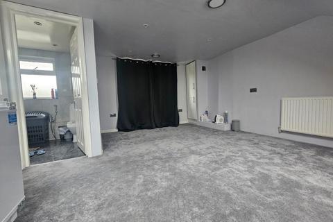 1 bedroom detached house to rent, Romford, RM1