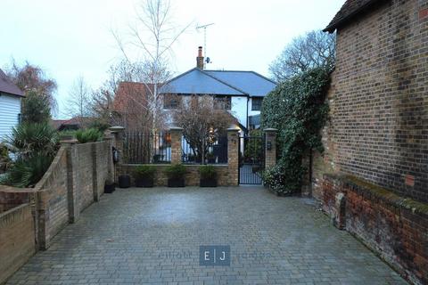 4 bedroom detached house for sale, Hainault Road, Chigwell IG7