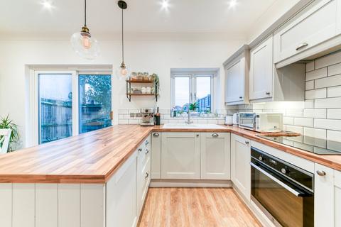 3 bedroom terraced house for sale, Helmsdale Road, London, SW16