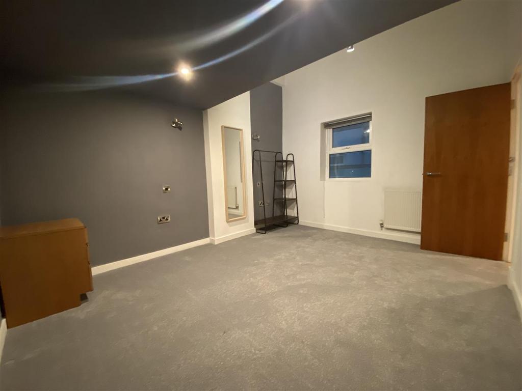 Bedroom 1 (2).jpeg