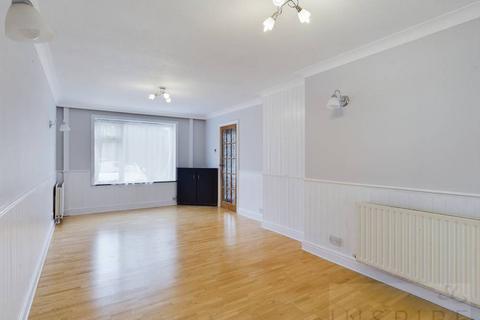 4 bedroom terraced house to rent, Martin Close, Crawley RH11