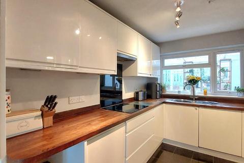 4 bedroom detached house for sale, Barker Road, Earls Barton, Northamptonshire NN6