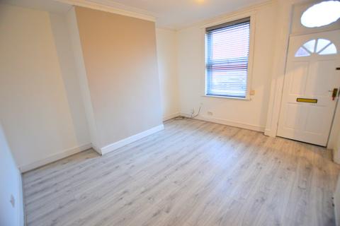 2 bedroom end of terrace house to rent, Cedar Avenue, Leeds LS12