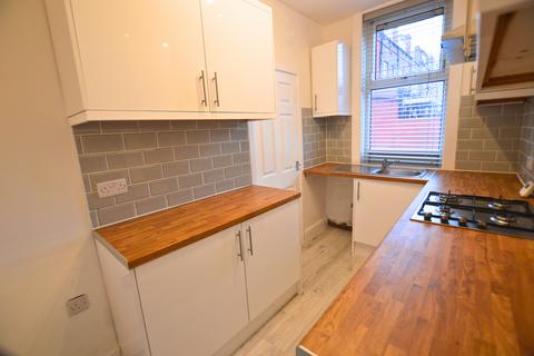 2 bedroom end of terrace house to rent, Cedar Avenue, Leeds LS12