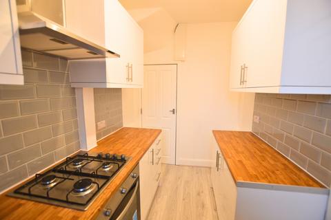 2 bedroom end of terrace house to rent, Cedar Avenue, Leeds LS12