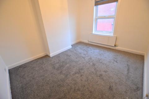 2 bedroom end of terrace house to rent, Cedar Avenue, Leeds LS12