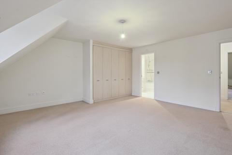 4 bedroom terraced house to rent, Goodacre Close, Weybridge, Surrey, KT13