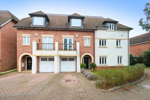 4 bedroom terraced house to rent, Goodacre Close, Weybridge, Surrey, KT13