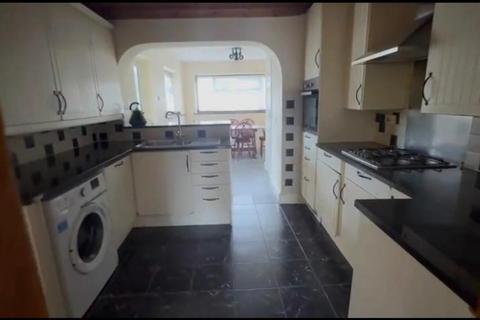 3 bedroom semi-detached house to rent, Morden SM4