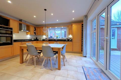 5 bedroom detached house for sale, Camel Close, Warwick