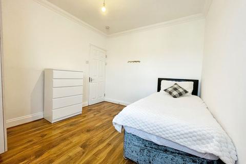 1 bedroom house of multiple occupation to rent, Ernald Avenue, London E6